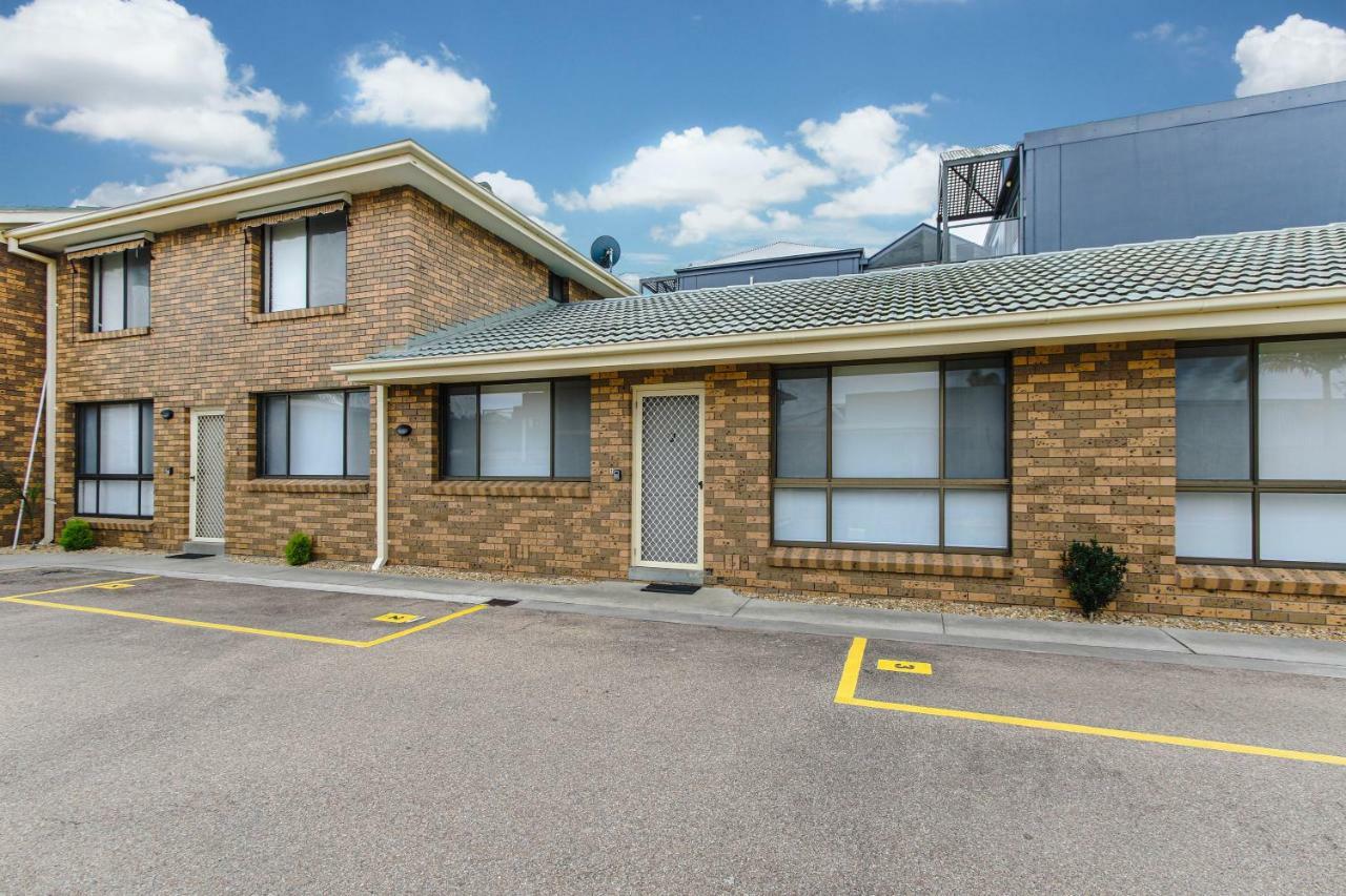 Hybiscus Waterfront Apartments Lakes Entrance Bagian luar foto