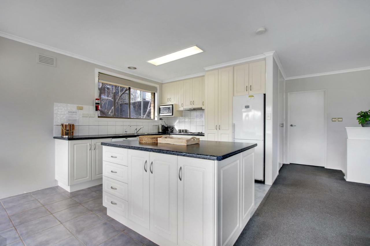 Hybiscus Waterfront Apartments Lakes Entrance Bagian luar foto