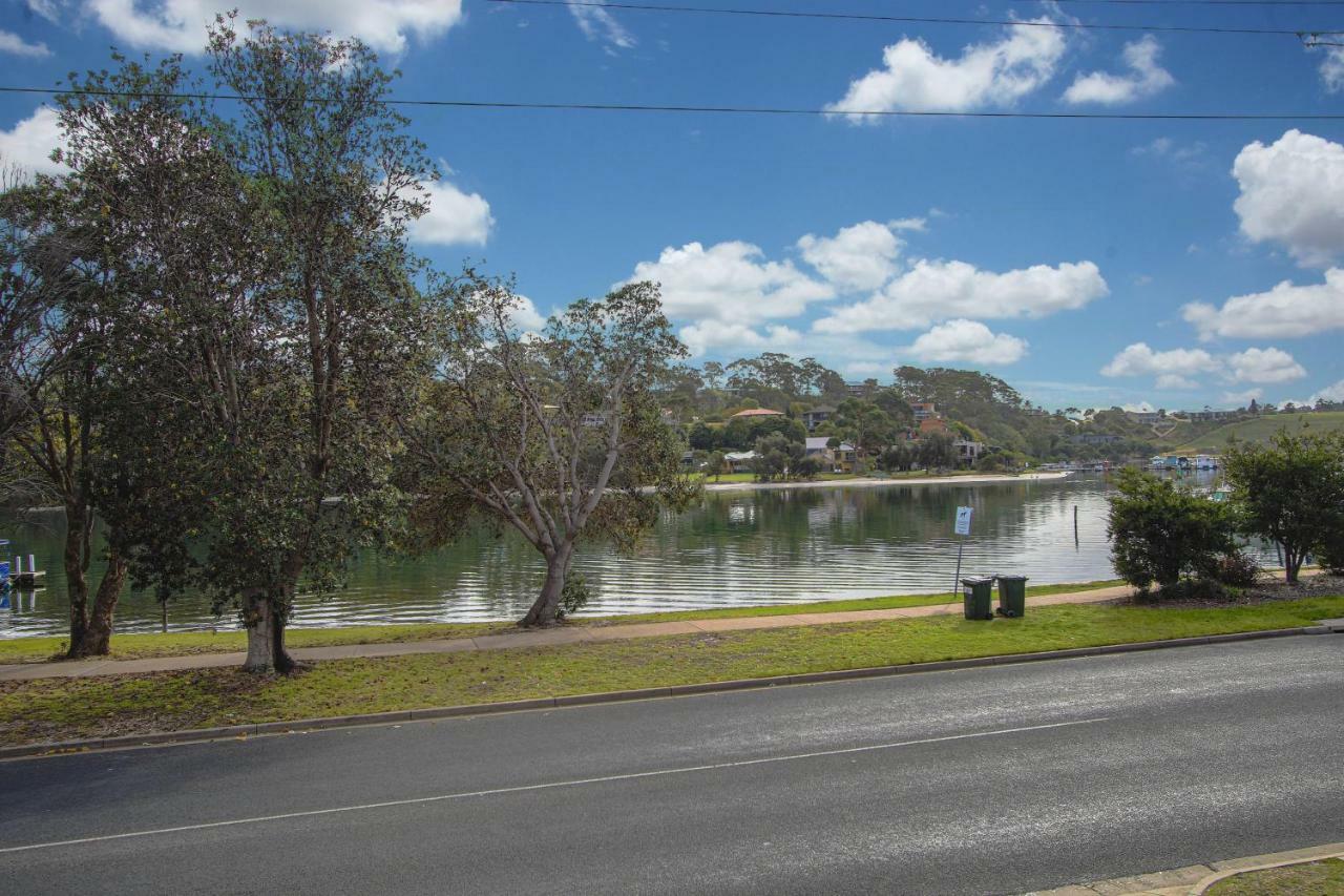 Hybiscus Waterfront Apartments Lakes Entrance Bagian luar foto