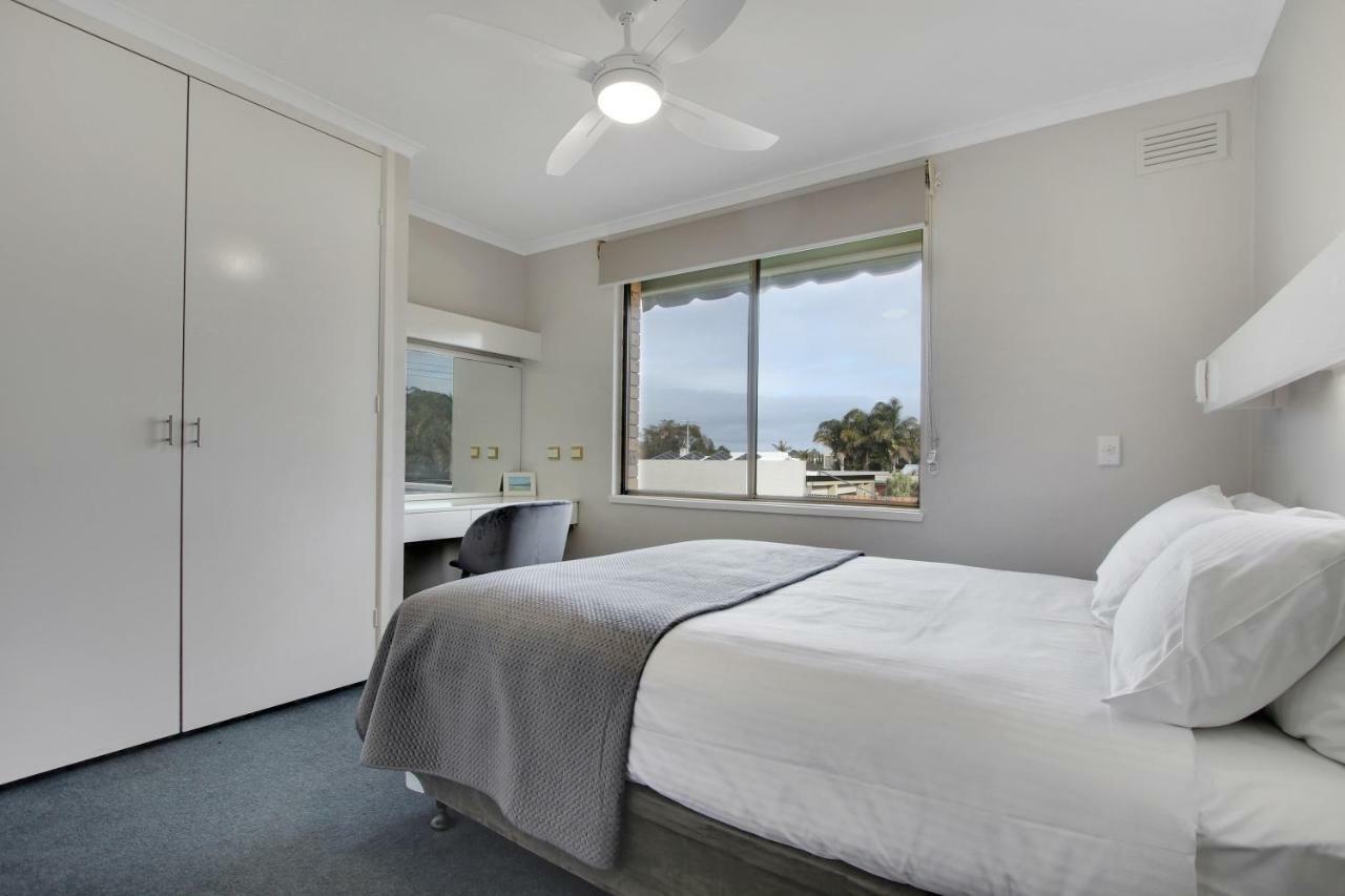 Hybiscus Waterfront Apartments Lakes Entrance Bagian luar foto