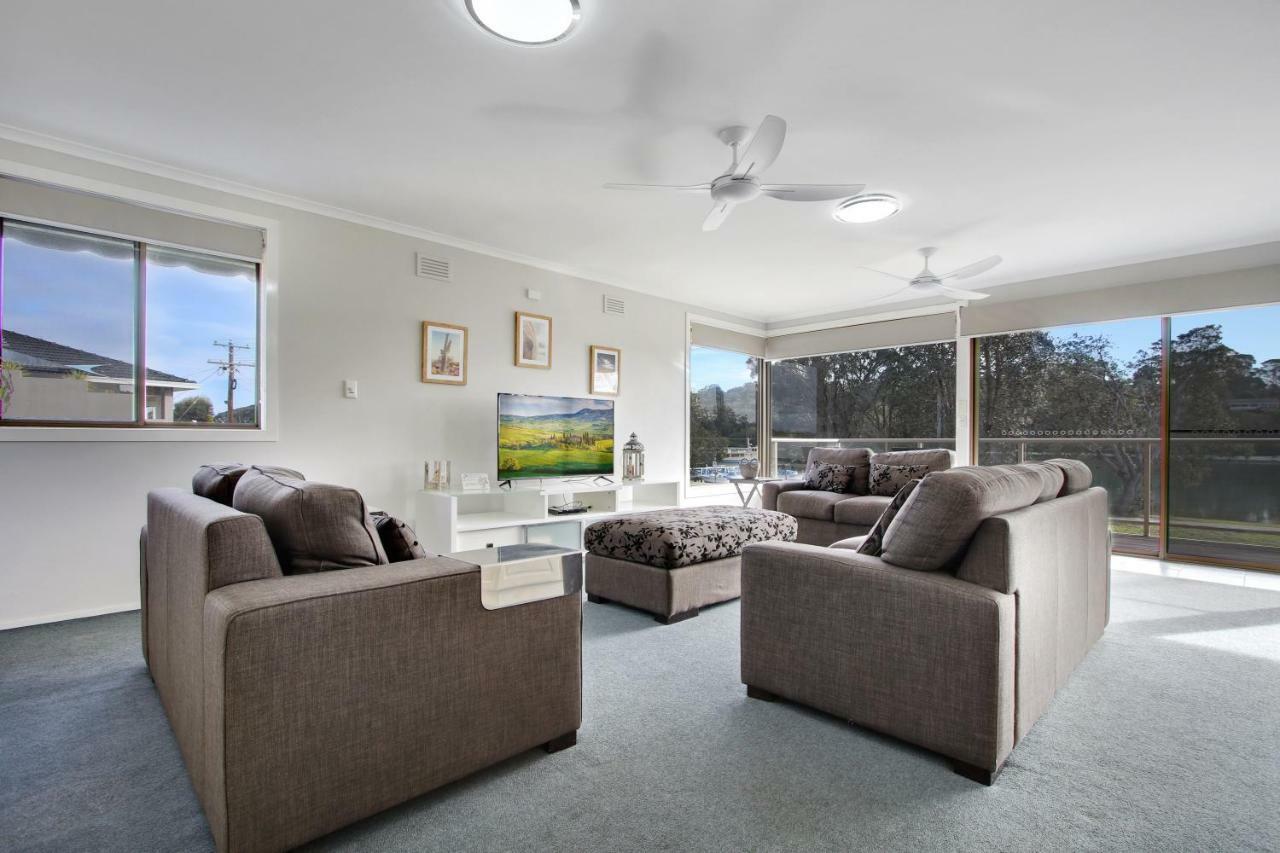 Hybiscus Waterfront Apartments Lakes Entrance Bagian luar foto